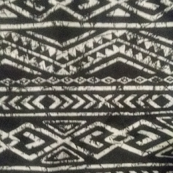 Black and white patterned v-neck top - Picture 3 of 4